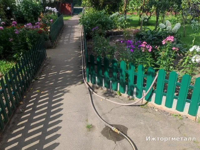 Декоративный заборчик на участке, фото покупателя