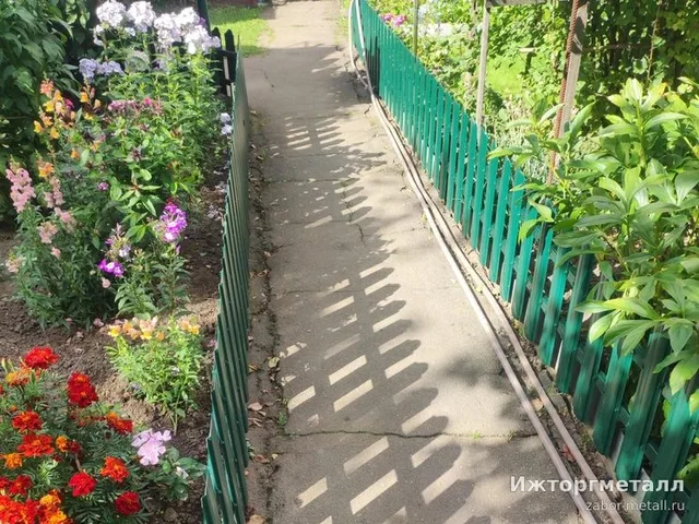 Декоративный заборчик на участке, фото покупателя