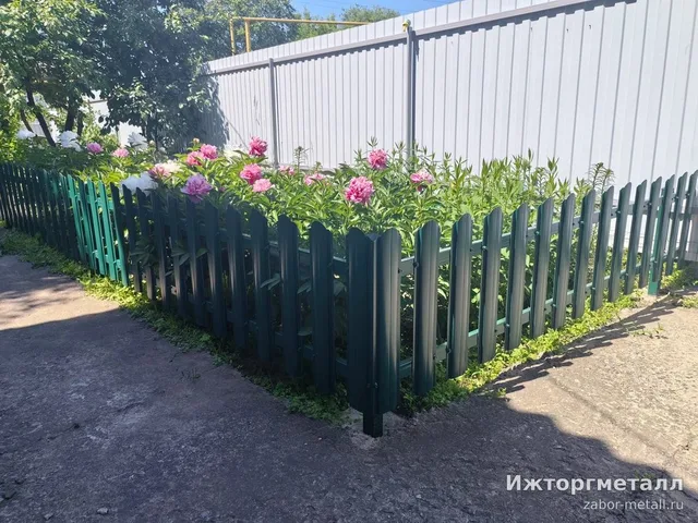 Декоративный заборчик на участке, фото покупателя