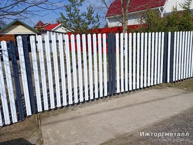 Забор из металлического штакетника Штакетник металлический серый 150 см 85 мм на участке, фото покупателя