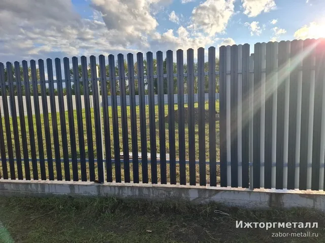 Забор из металлического штакетника Штакетник металлический серый 180 см 85 мм на участке, фото покупателя
