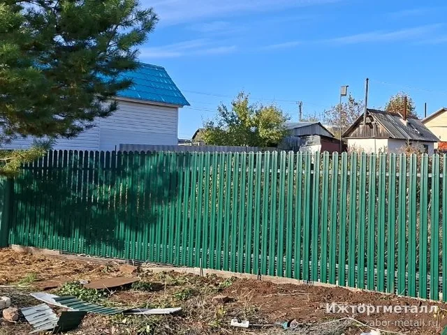 Забор из металлического штакетника Штакетник металлический зеленый 150 см 85 мм на участке, фото покупателя