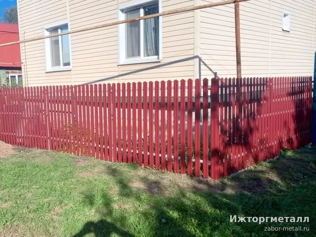Забор из металлического штакетника Штакетник металлический красный 150 см 85 мм на участке, фото покупателя