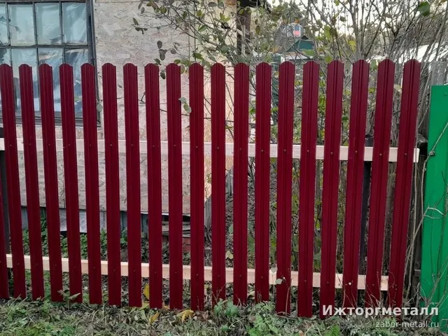 Забор из металлического штакетника Штакетник металлический красный 150 см 85 мм на участке, фото покупателя