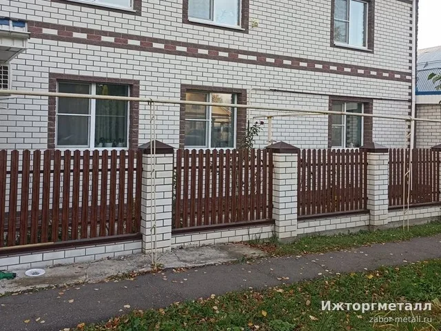 Забор из металлического штакетника Штакетник металлический античный дуб 120 см 85 мм на участке, фото покупателя