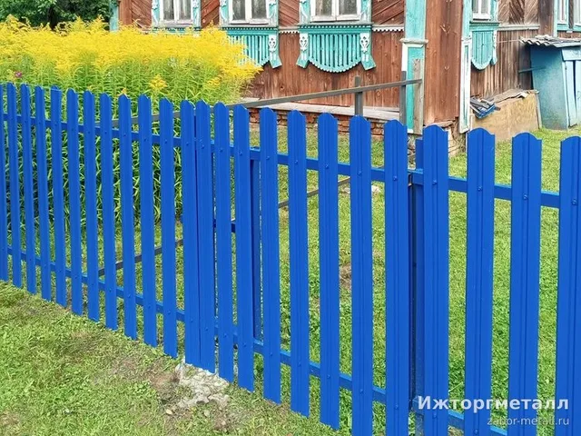 Забор из металлического штакетника Штакетник металлический синий 120 см 85 мм на участке, фото покупателя