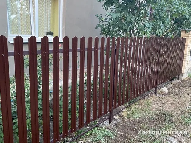 Забор из металлического штакетника Штакетник металлический коричневый 120 см 85 мм на участке, фото покупателя