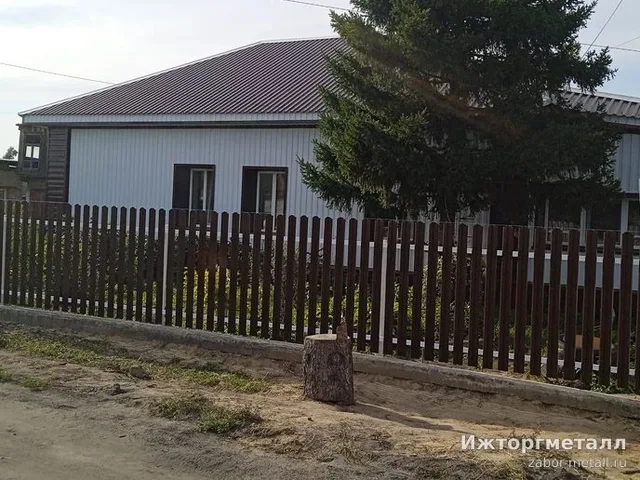Забор из металлического штакетника Штакетник металлический коричневый 120 см 85 мм на участке, фото покупателя