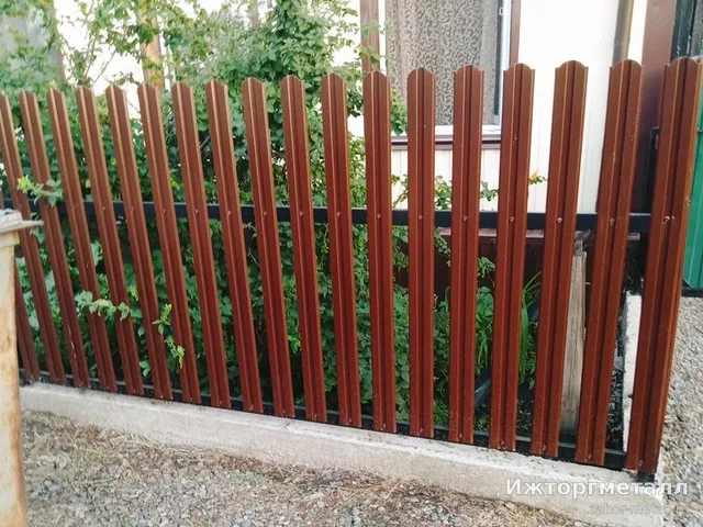 Забор из металлического штакетника Штакетник металлический коричневый 120 см 85 мм на участке, фото покупателя