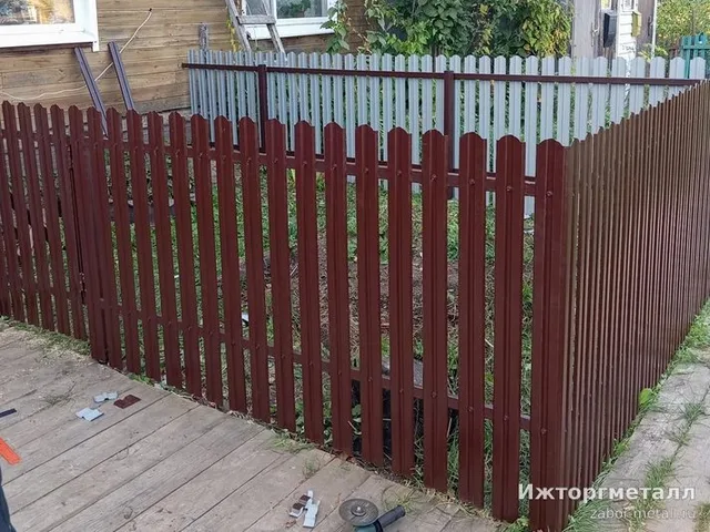 Забор из металлического штакетника Штакетник металлический коричневый 120 см 85 мм на участке, фото покупателя
