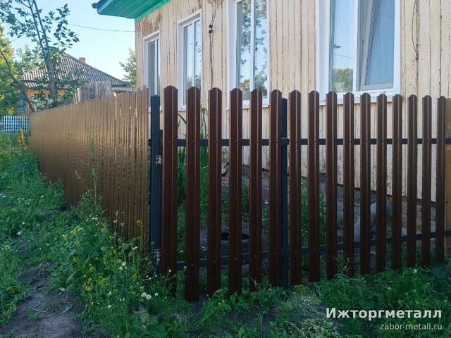 Забор из металлического штакетника Штакетник металлический коричневый 120 см 85 мм, 50 шт. на участке, фото покупателя