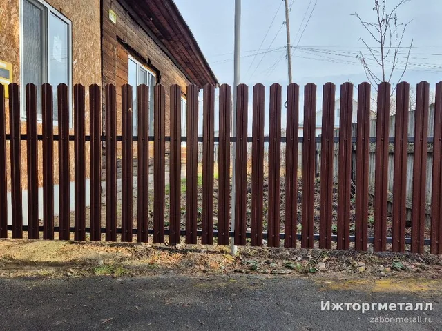Забор из металлического штакетника Штакетник металлический коричневый 120 см 85 мм, 50 шт. на участке, фото покупателя