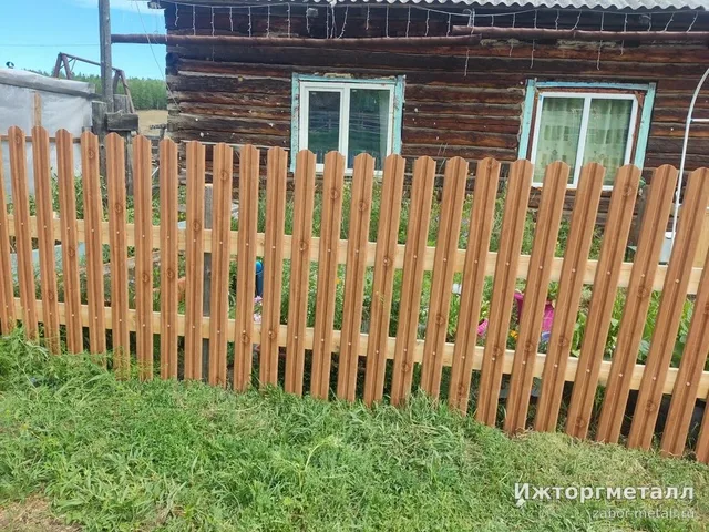 Забор из металлического штакетника Штакетник металлический золотой орех 120 см 85 мм на участке, фото покупателя