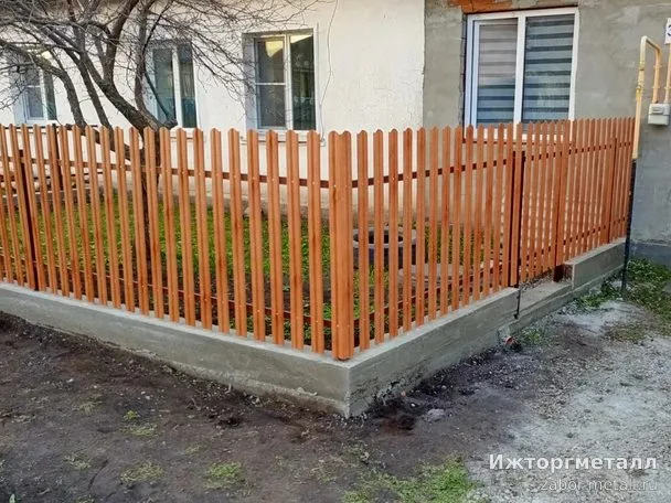 Забор из металлического штакетника Штакетник металлический золотой орех 120 см 85 мм на участке, фото покупателя