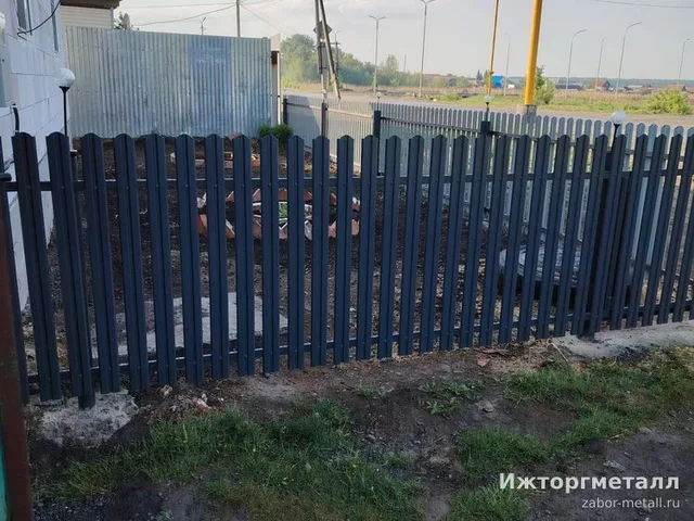 Забор из металлического штакетника Штакетник металлический серый 120 см 85 мм на участке, фото покупателя