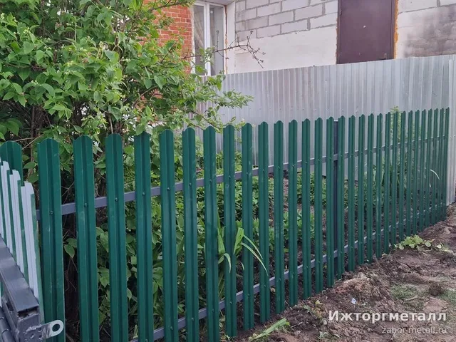 Забор из металлического штакетника на участке, фото покупателя