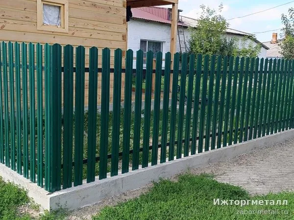 Забор из металлического штакетника Штакетник металлический зеленый 120 см 85 мм на участке, фото покупателя