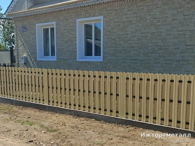 Забор из металлического штакетника Штакетник металлический слоновая кость 120 см 85 мм на участке, фото покупателя