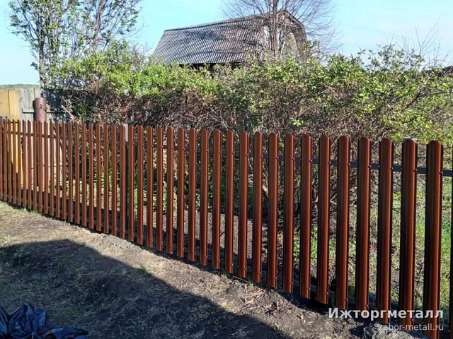 Забор из металлического штакетника на участке, фото покупателя
