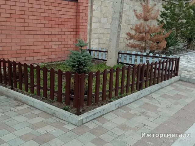 Забор из металлического штакетника на участке, фото покупателя