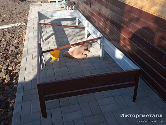 Металлическая грядка Коричневая грядка 3 м на участке, фото покупателя