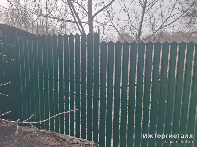 Металлический забор на участке, фото покупателя